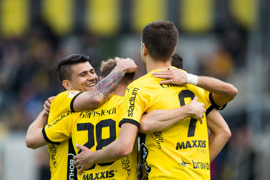 Häckens Adam Andersson jublar med lagkamrater