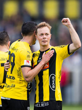 Häckens Adam Andersson jublar med Ahmed Yasin