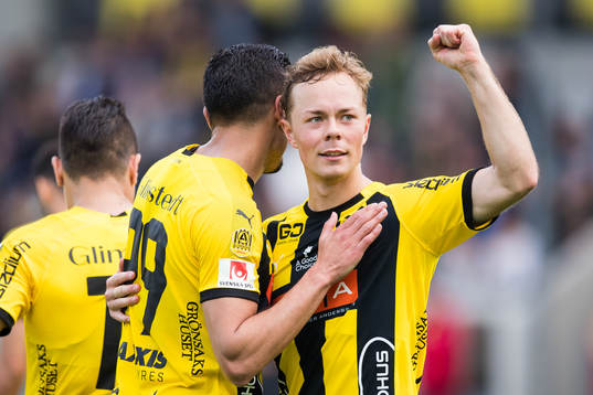 Häckens Adam Andersson jublar med Ahmed Yasin