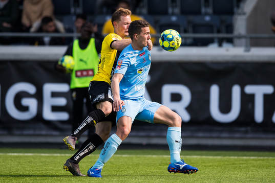 AFC Eskilstunas Adnan Kojic och Häckens Adam Andersson