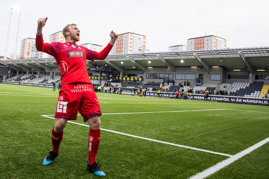 Häckens målvakt Peter Abrahamsson jublar framför klacken