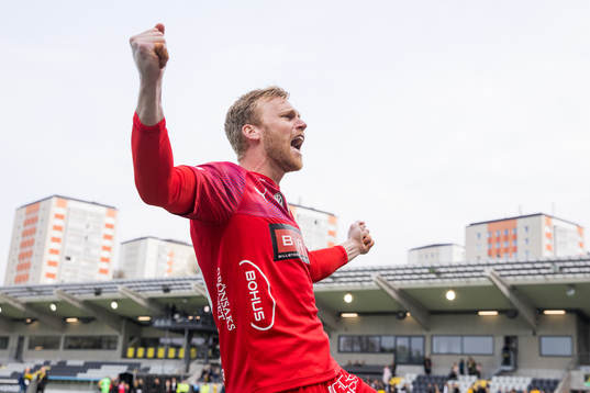 Häckens målvakt Peter Abrahamsson jublar framför klacken
