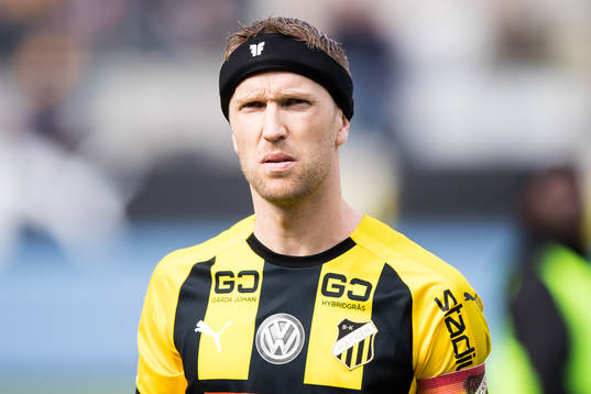 Häckens Rasmus Lindgren på line up innan fotbollsmatchen