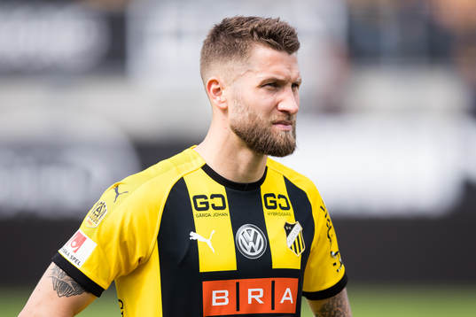 Häckens Joona Toivio på line up innan fotbollsmatchen i