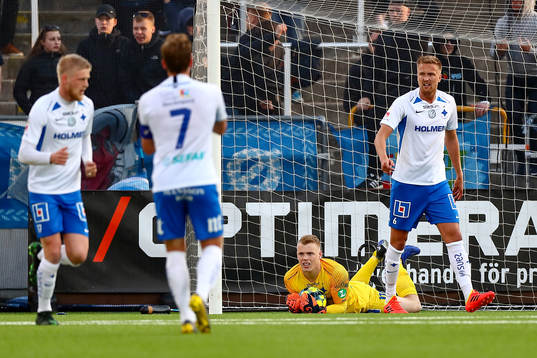 IFK Norrköpings målvakt Isak Pettersson och Kasper Larsen