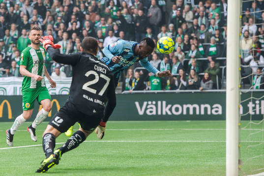Djurgårdens Mohamed Buya Turay gör 1-1 bakom Hammarbys