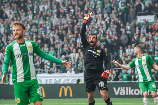 Hammarbys målvakt Gianluca Curci protesterar