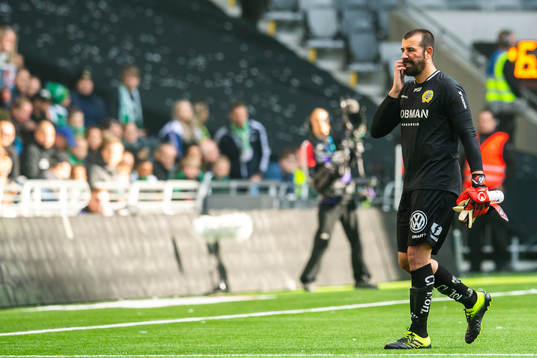 Hammarbys målvakt Gianluca Curci lämnar planen