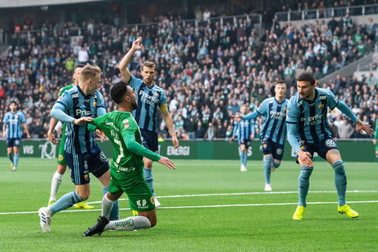 Hammarbys Imad Khalili faller i straffområdet