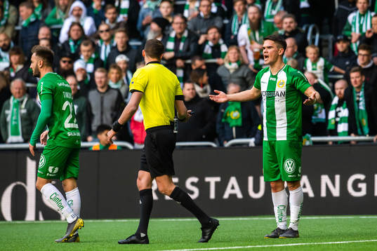 Hammarbys Vidar Örn Kjartansson reagerar på domslut