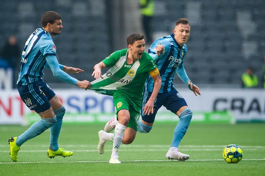 Hammarbys Jeppe Andersen i en kamp mot Djurgårdens Erik