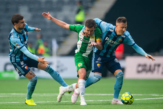 Hammarbys Jeppe Andersen i en kamp mot Djurgårdens Erik