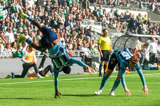 Djurgårdens Mohamed Buya Turay och Aslak Witry jublar