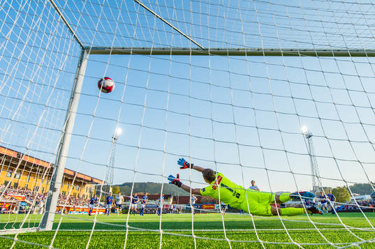 Tommy Høiland of Viking scores the 2-2 goal