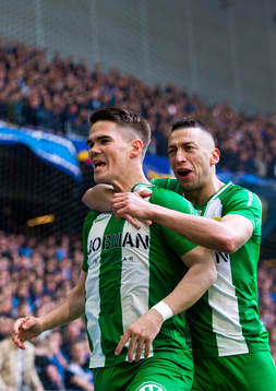 Hammarbys Imad Khalili faller i en närkamp med