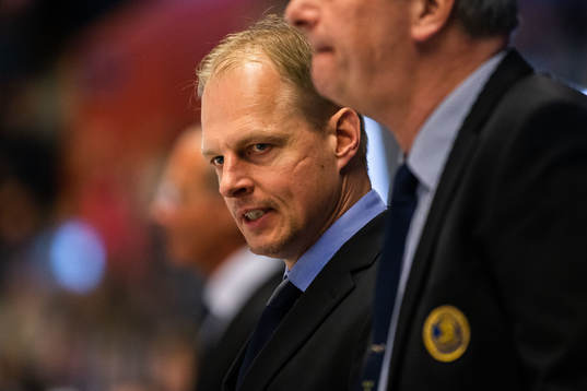 Head coach Magnus Hävelid of Sweden