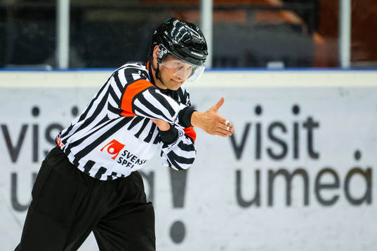 The referee judges 2-1 to Russia