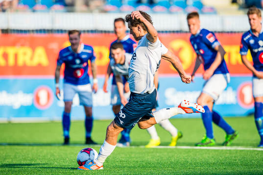 Tommy Høiland of Viking scores the 2-2 goal