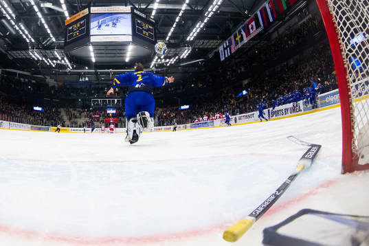Goalkeeper Hugo Alnefelt of Sweden celebrates
