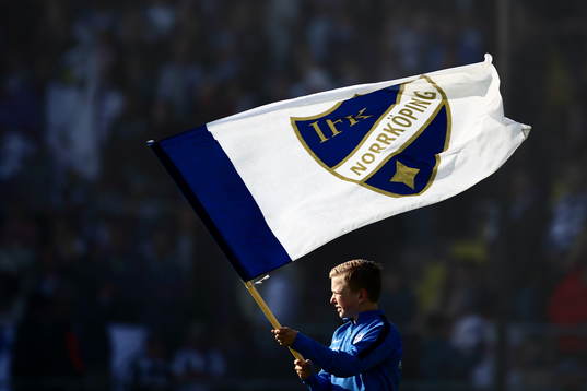 Pojke med IFK Norrköpingflagga innan  fotbollsmatchen i