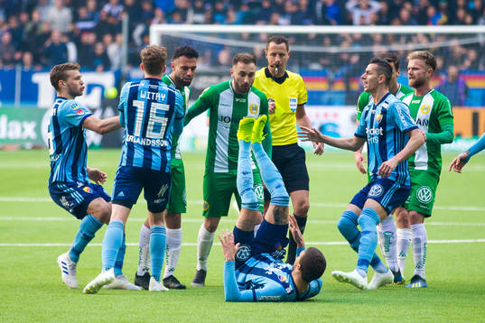 Hammarbys Muamer Tankovic i ett bråk med Djurgårdens Erik