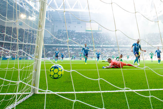 Hammarbys Nikola Djurdjic gör 1-0 bakom Djurgårdens