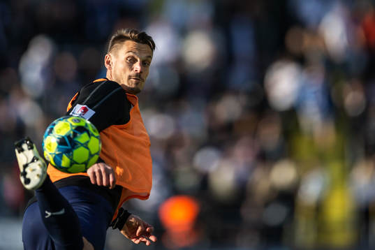Malmö FFs Markus Rosenberg värmer upp
