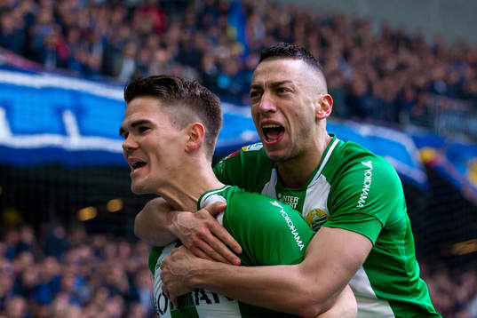 Hammarbys Vidar Örn Kjartansson jublar med Nikola Djurdjic