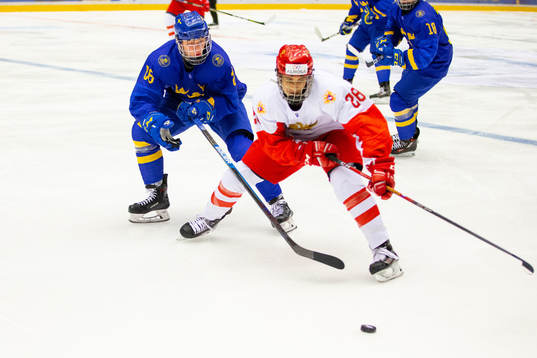 Lucas Raymond of Sweden and Marat Khusnutdinov of Russia