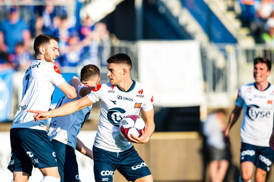 Ylldren Ibrahimaj of Viking celebrates the 1-1 goal