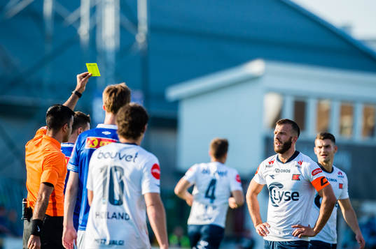 Zlatko Tripic of Viking gets a yellow card by Rohit Saggi,