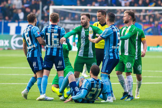 Hammarbys Muamer Tankovic i ett bråk med Djurgårdens Erik
