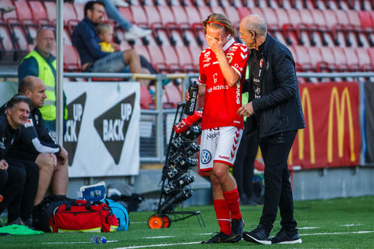 Kalmars Isak Magnusson lämnar planen