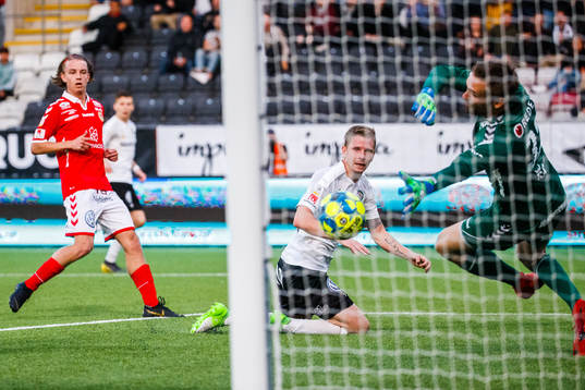 Örebros Johan Bertilsson gör 1-0 bakom Kalmars målvakt