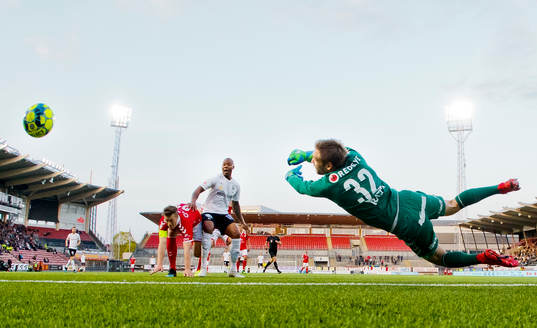 Örebros Johan Bertilsson (ej i bild) gör 1-0 på Kalmars