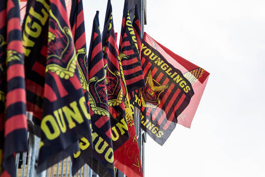 En flagga med Östersunds supporterklubb Younglings