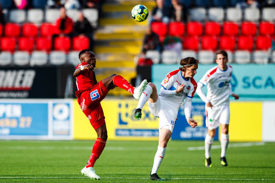 Östersunds Samuel Laryea Mensiro och Helsingborgs Max