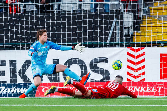 Östersunds Dino Islamovic gör 2-0 bakom Helsingborgs
