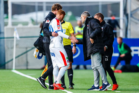 Helsingborgs Alexander Farnerud lämnar planen