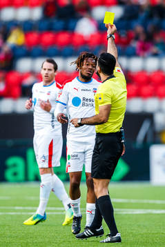 Helsingborgs Kundai Benyu får en varning