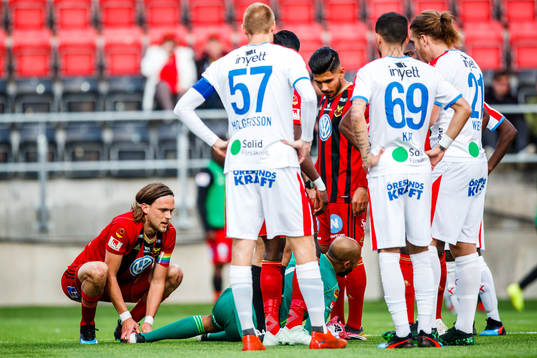 Östersunds Tom Pettersson hjälper målvakt Aly Keita