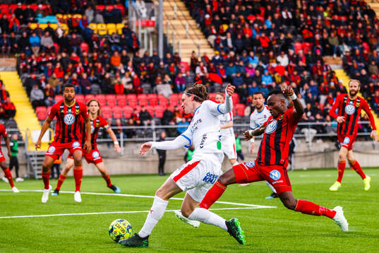 Helsingborgs Max Svensson och Östersunds Samuel Laryea