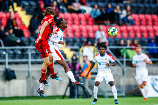 Östersunds Tom Pettersson och Helsingborgs Mamudu Moro
