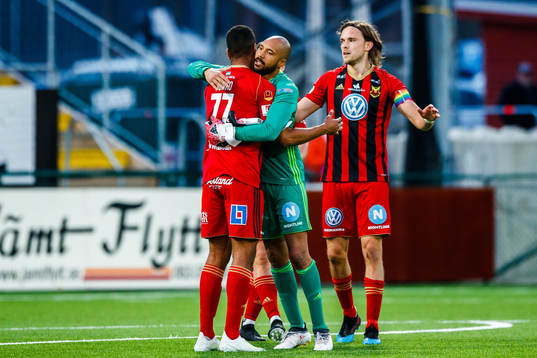 Östersunds Noah Sonko Sundberg jublar med målvakt Aly