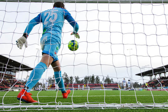 Helsingborgs målvakt Kalle Joelsson plockar ut bollen ur