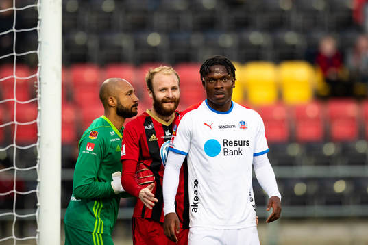 Östersunds målvakt Aly Keita och Curtis Edwards