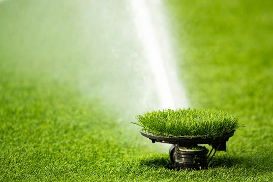 Vattenspridare som sprutar vatten