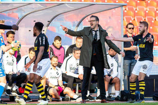 s tränare Rikard Norling reagerar