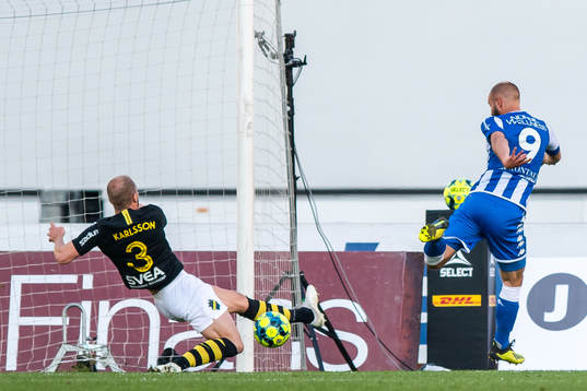 s Per Karlsson blockerar skott från IFK Göteborgs Robin