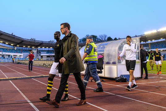 s Enoch Kofi Adu och tränare Rikard Norling  deppar